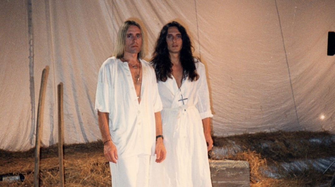 Ο Γιάννης Ευθυμίου και ο Γιώργος Γκικοδήμας στα γυρίσματα του βίντεοκλιπ «Μέσα Στα Δυο Της Μάτια»