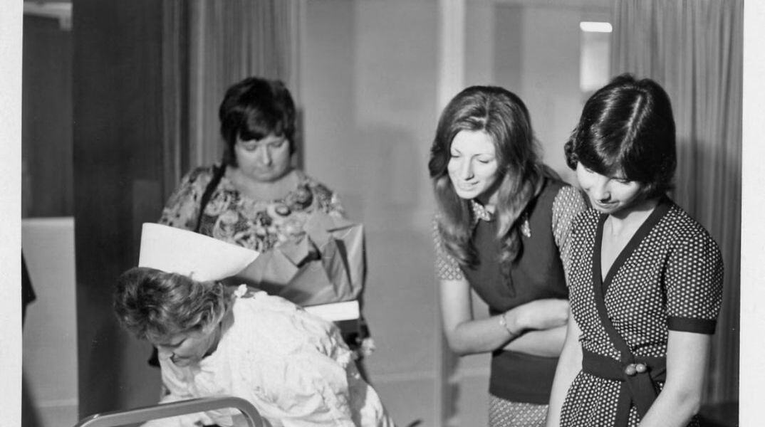 Μωρό που βρέθηκε σε καρότσι σούπερ μάρκετ το 1972 ξανασυναντά τις γυναίκες που το έσωσαν