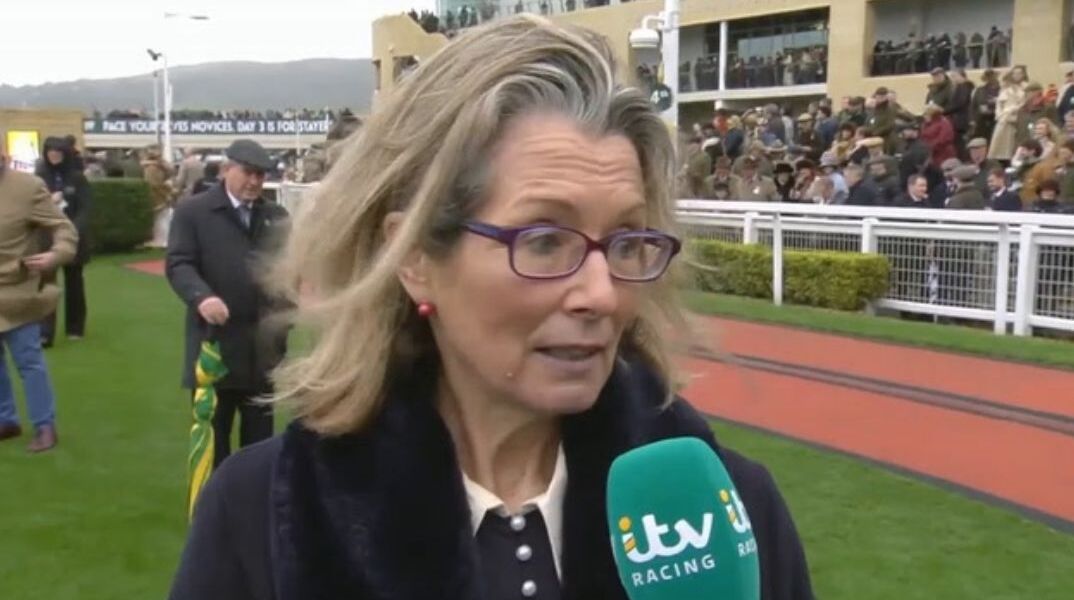 Καμία που να θέλει τον γιο μου; Θεότητα μητέρα αναβάτη του Τσέλτεναμ του ψάχνει...νύφη 