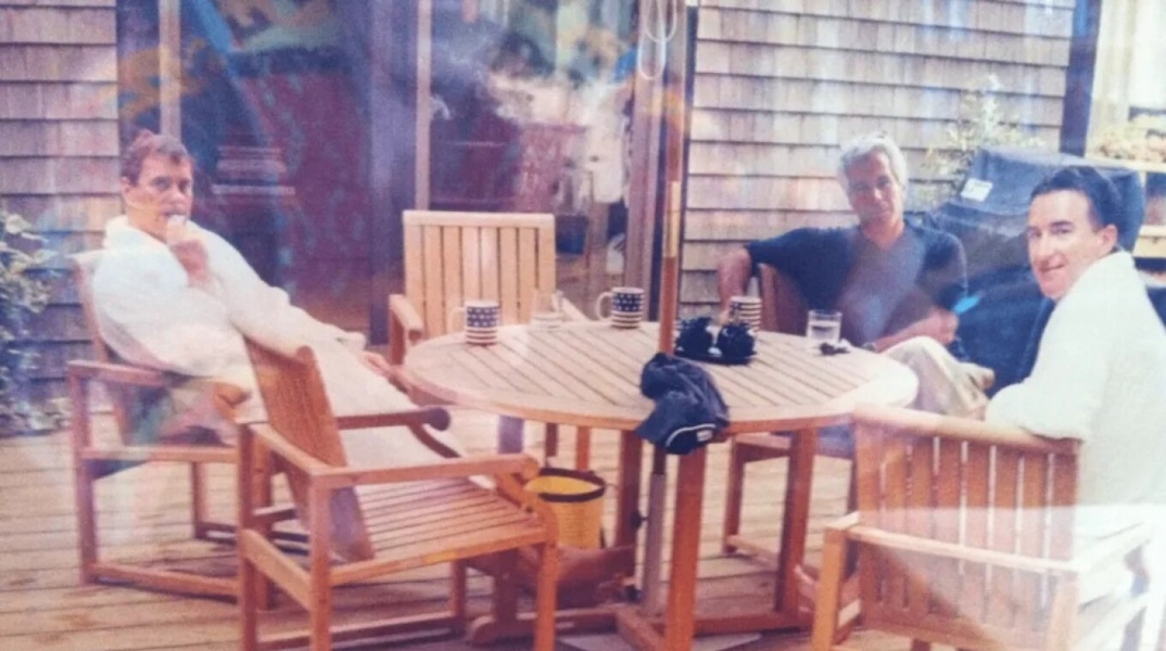 Φωτογραφία ντοκουμέντο με Άντριου, Μάντελσον και Έπσταϊν να εμφανίζονται μαζί