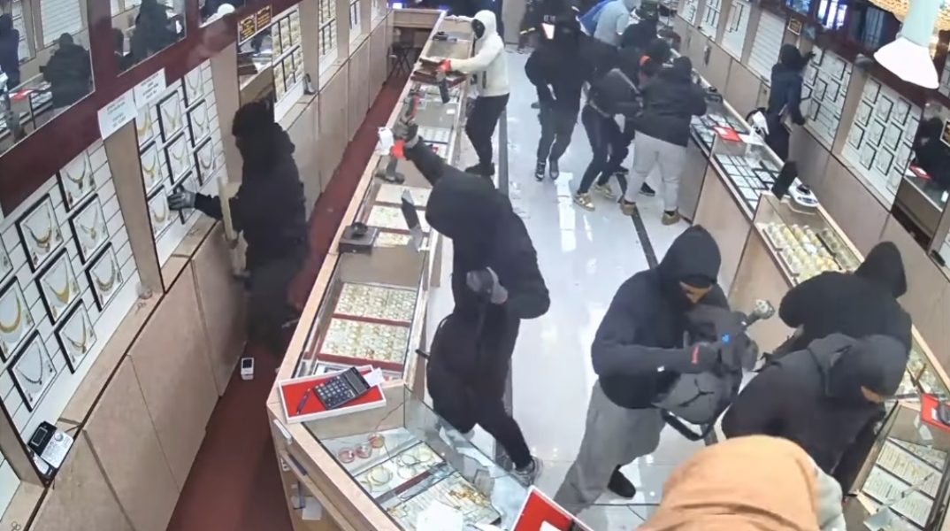 Βίντεο με τουλάχιστον 20 ληστές να σπάνε κοσμηματοπωλείο