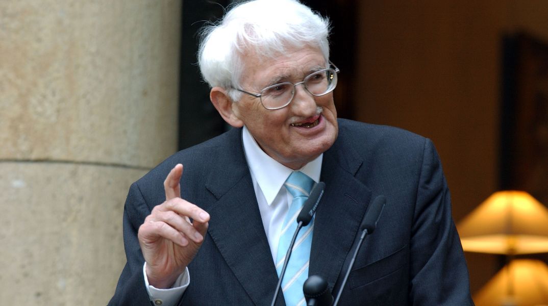 Γιούργκεν Χάμπερμας, ο φιλόσοφος που άλλαξε τον τρόπο που σκεφτόμαστε τη δημοκρατία