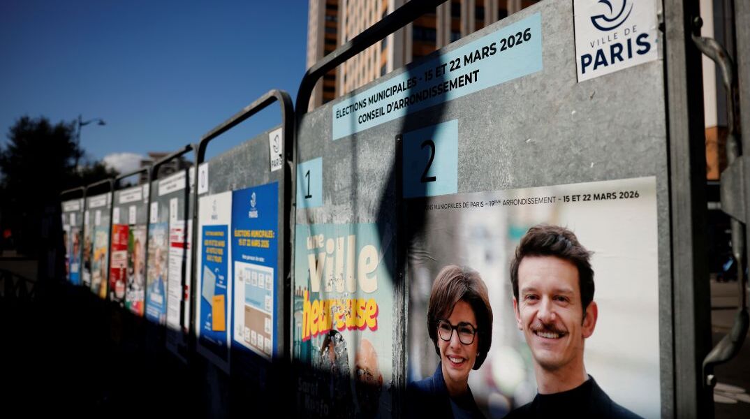 Αφίσες υποψηφίων των δημοτικών εκλογών, έξω από εκλογικό τμήμα στο Παρίσι