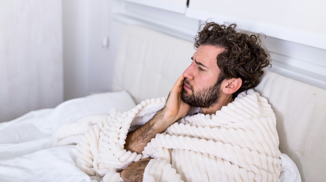 Μήπως τρίζετε τα δόντια σας στον ύπνο σας; Όλα όσα πρέπει να γνωρίζετε