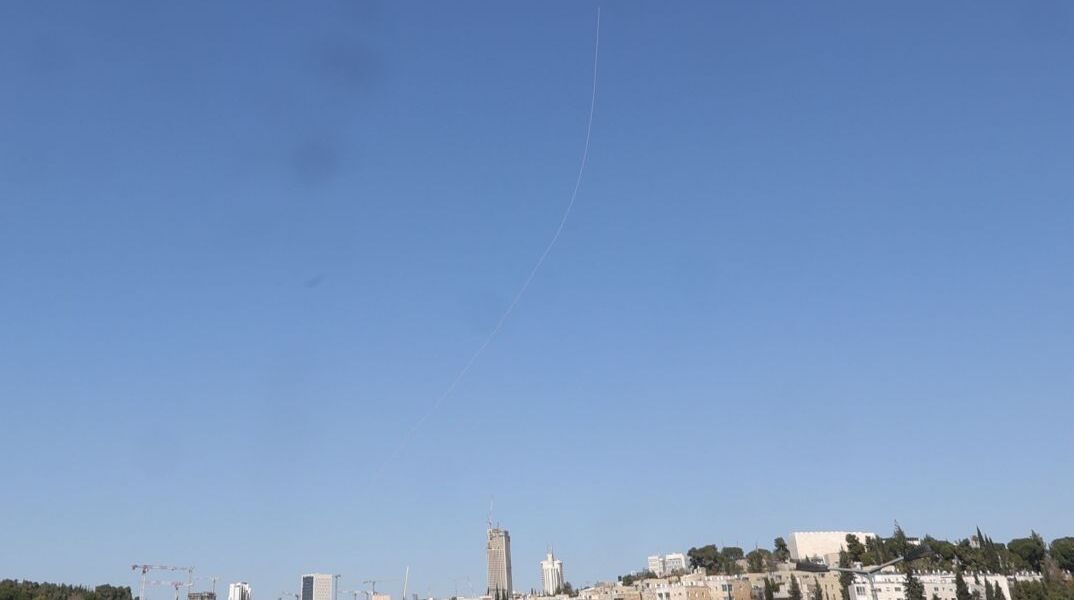Πύραυλοι του Ιράν και πυρά του ισραηλινού αντιπυραυλικού θόλου πάνω από την Ιερουσαλήμ