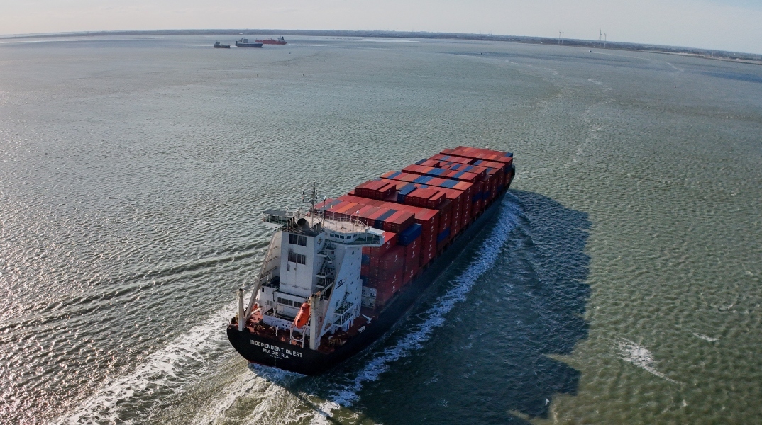 τανκερ στη θαλασσα