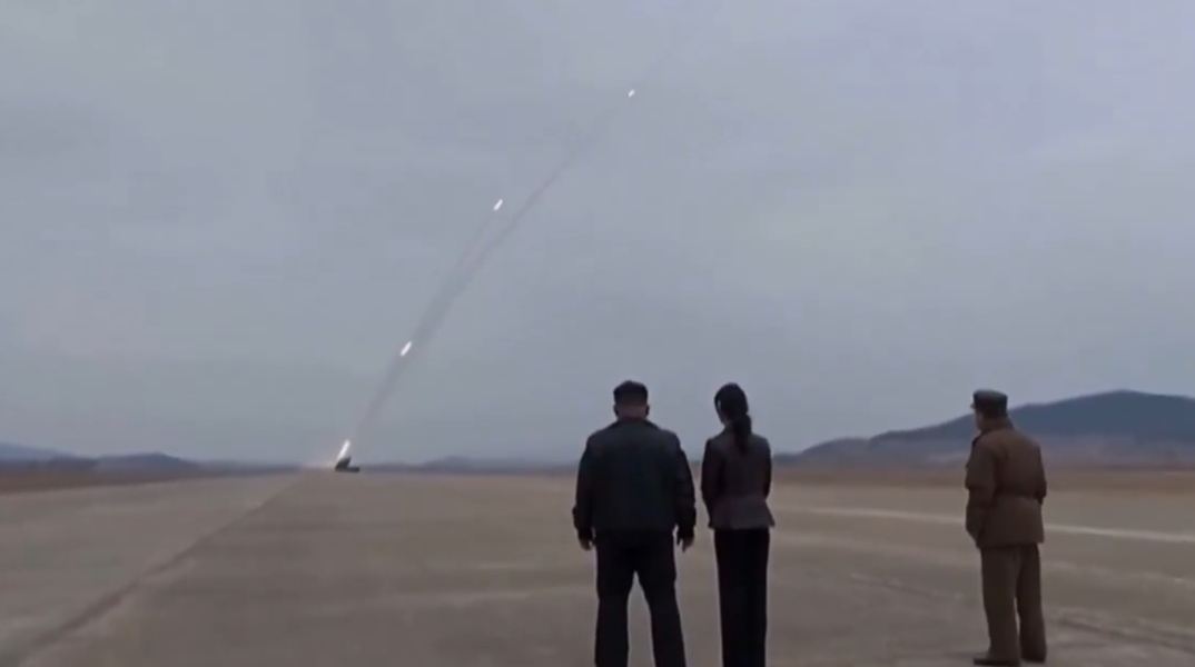  Ο Κιμ Γιονγκ Ουν παρακολουθεί με την κόρη του εκτόξευση βαλλιστικών πυραύλων