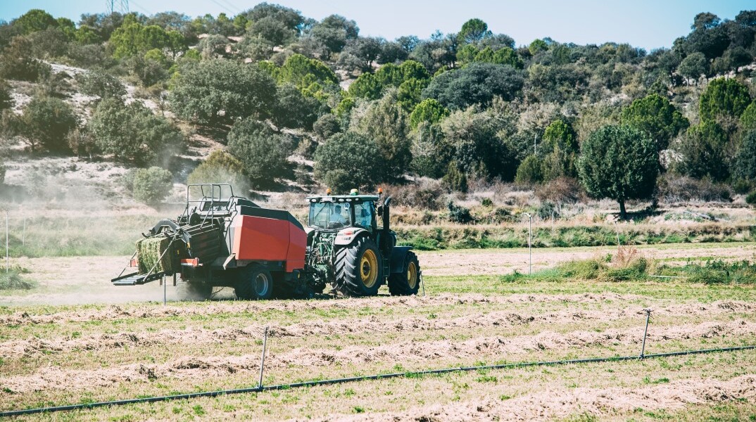 Αγρότες με τρακτέρ στο χωράφι