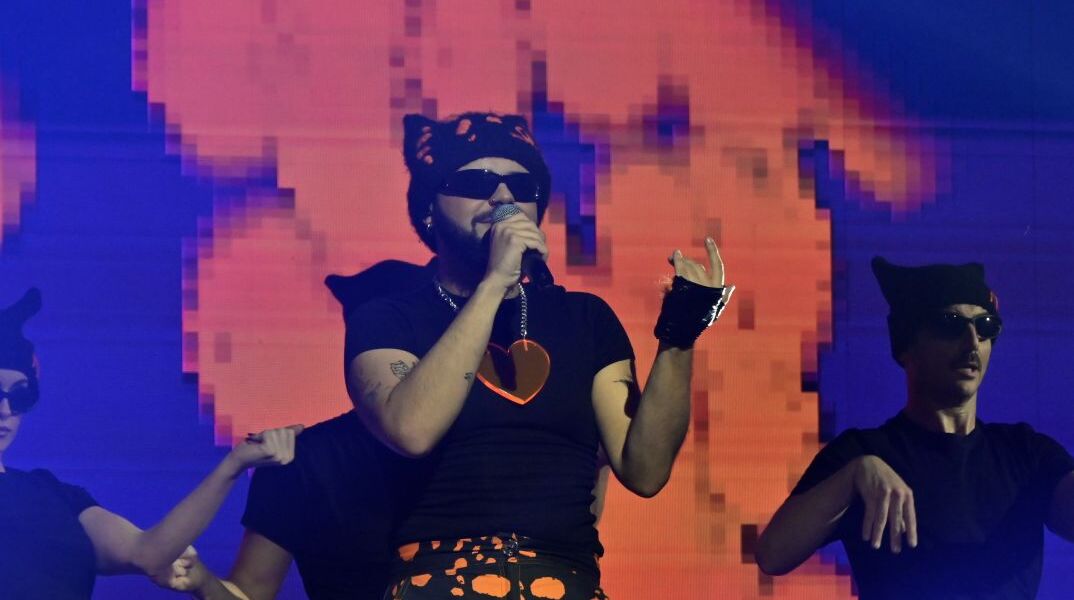 O Akylas τραγουδάει το «Ferto»