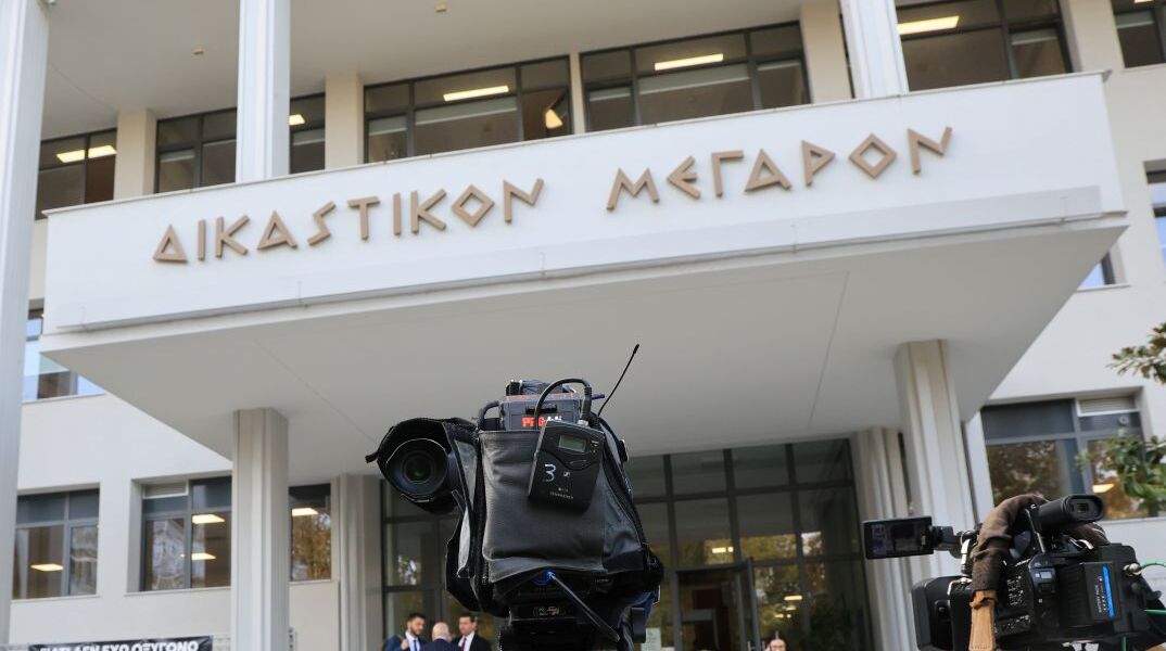 Κάμερες έξω από τα δικαστήρια της Λάρισας