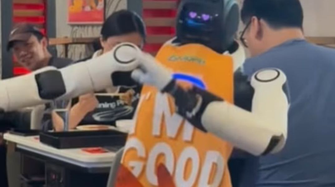 Ρομπότ εκτός ελέγχου σε εστιατόριο στην Καλιφόρνια: Πελάτες και προσωπικό σε πανικό