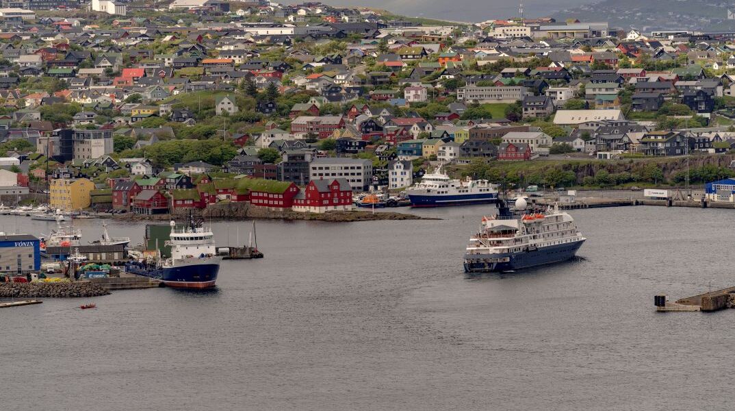 Το Τόρντσαβν, το λιμάνι και η μεγαλύτερη πόλη των Νησιών Φερόε