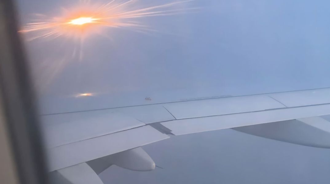 Η στιγμή που περνά ο μετεωρίτης δίπλα από το αεροπλάνο