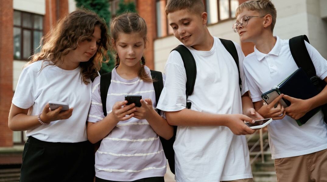 Παιδιά με κινητά στο σχολείο