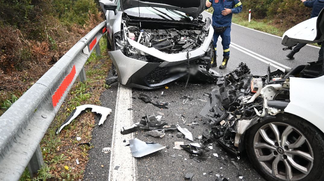 Σοκαριστικό τροχαίο στην Αργολίδα: Μετωπική σύγκρουση δύο ΙΧ, στο νοσοκομείο ο ένας οδηγός