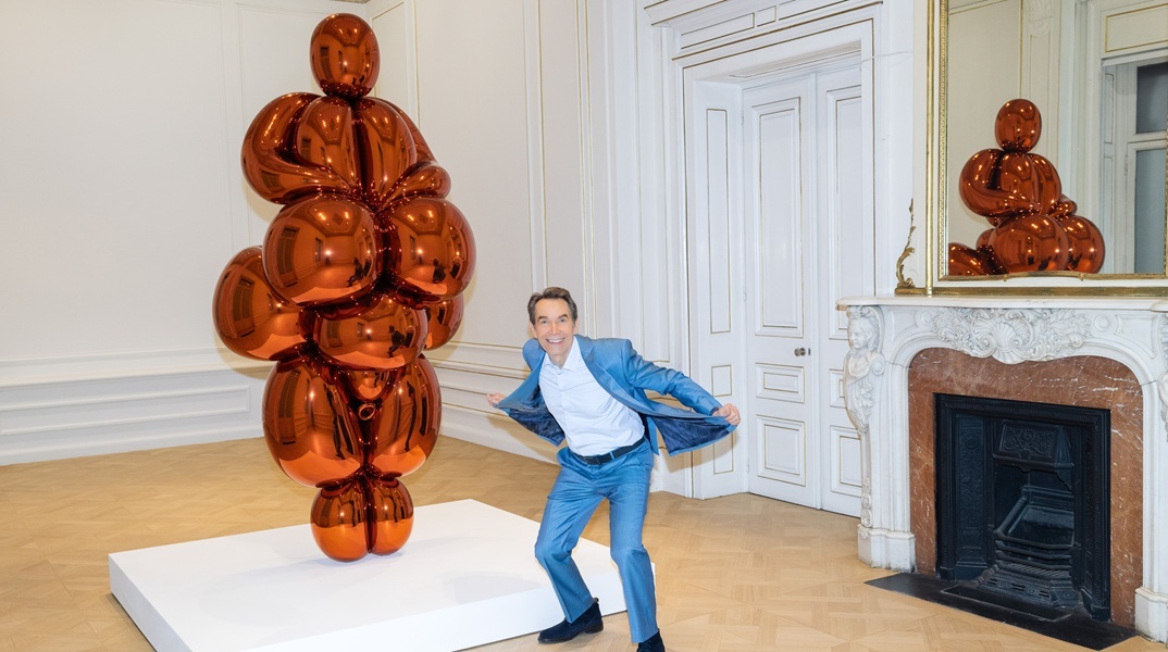 O Jeff Koons με το έργο του Balloon Venus Lespugue(Orange)στο Μουσείο Κυκλαδικής Τέχνης