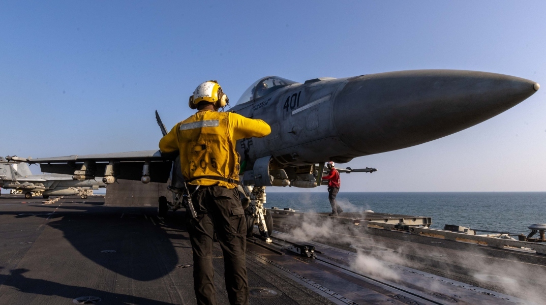 αεροσκαφος σε αεροπλανοφορο