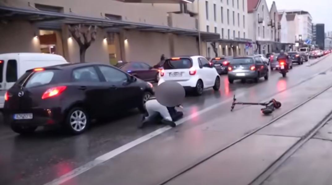 Πάτρα:  Νεαροί σε δικάβαλο πατίνι έπεσαν σε live μετάδοση - Βίντεο
