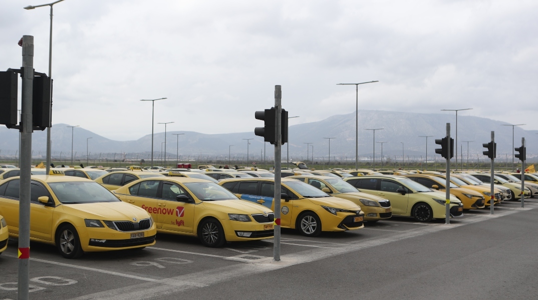 Ταξί: Συνεχίζεται η απεργία