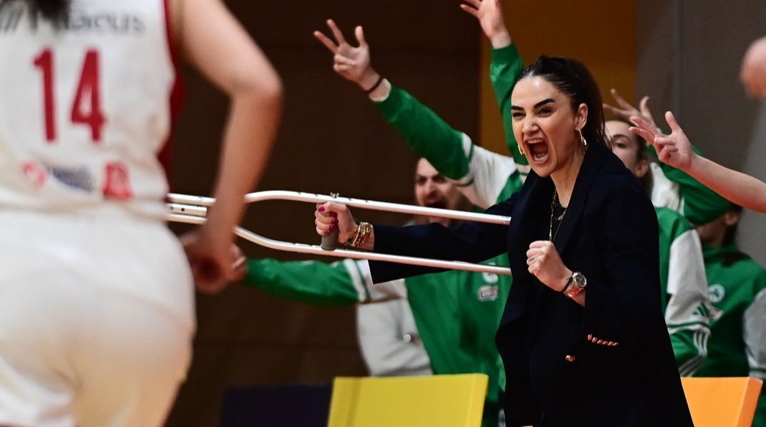 H προπονήτρια του Παναθηναϊκού Σελέν Ερντέμ με την πατερίτσα της