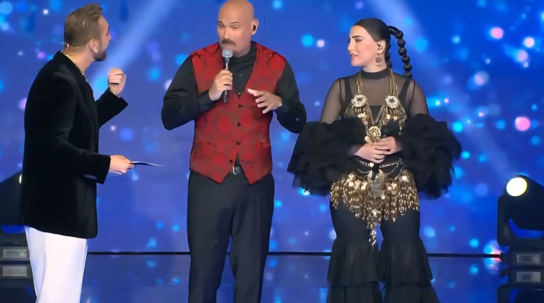 J2US: Ξέχασε τους στίχους ο Σκουλός στην Άννα Βίσση, αλλά σώθηκε στο ρεφρέν