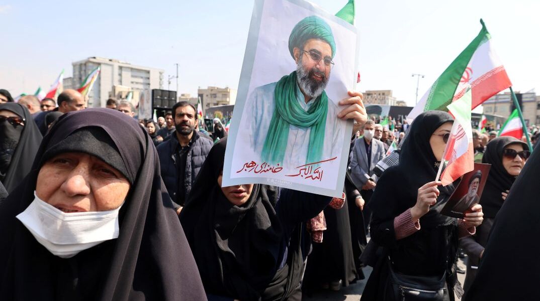 Γυναίκες με μαντήλες στο Ιράν, σε συγκέντρωση υπέρ του Μοτζτάμπα Χαμενεΐ 