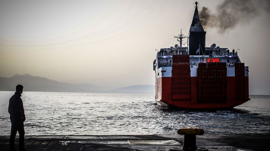 Πλοίο στο λιμάνι της Ραφήνας