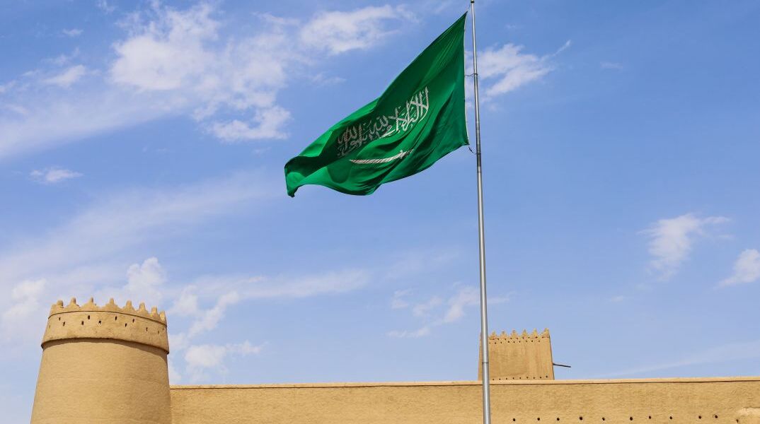 H σημαία της Σαουδικής Αραβίας σε δημόσιο κτήριο