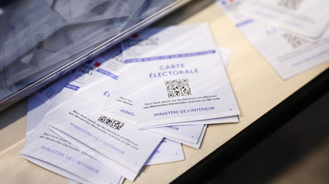 Κάρτες ψηφοφορίας, σε εκλογικό κέντρο στο Παρίσι