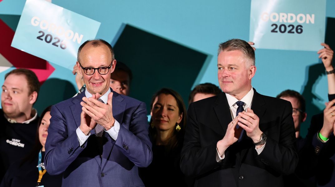 O Γερμανός καγκελάριος Φρίντριχ Μερτζ μαζί με τον επικεφαλής της CDU στη Ρηνανία-Παλατινάτο Γκόρντον Σνάιντερ