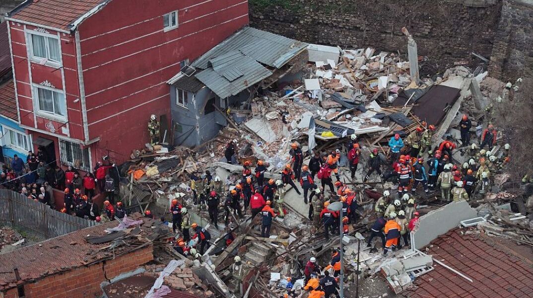 Η κατάρρευση των κτηρίων στην Κωνσταντινούπολη