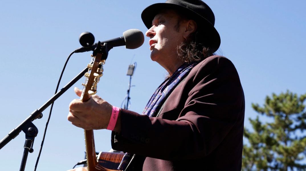 «Δεν είμαστε τρανσφοβικοί»: Η απάντηση των Kinks στον Moby