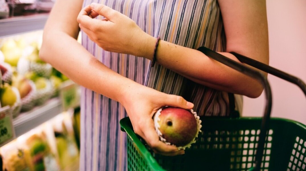 Γυναίκα ψωνίζει φρούτα στο σούπερ μάρκετ