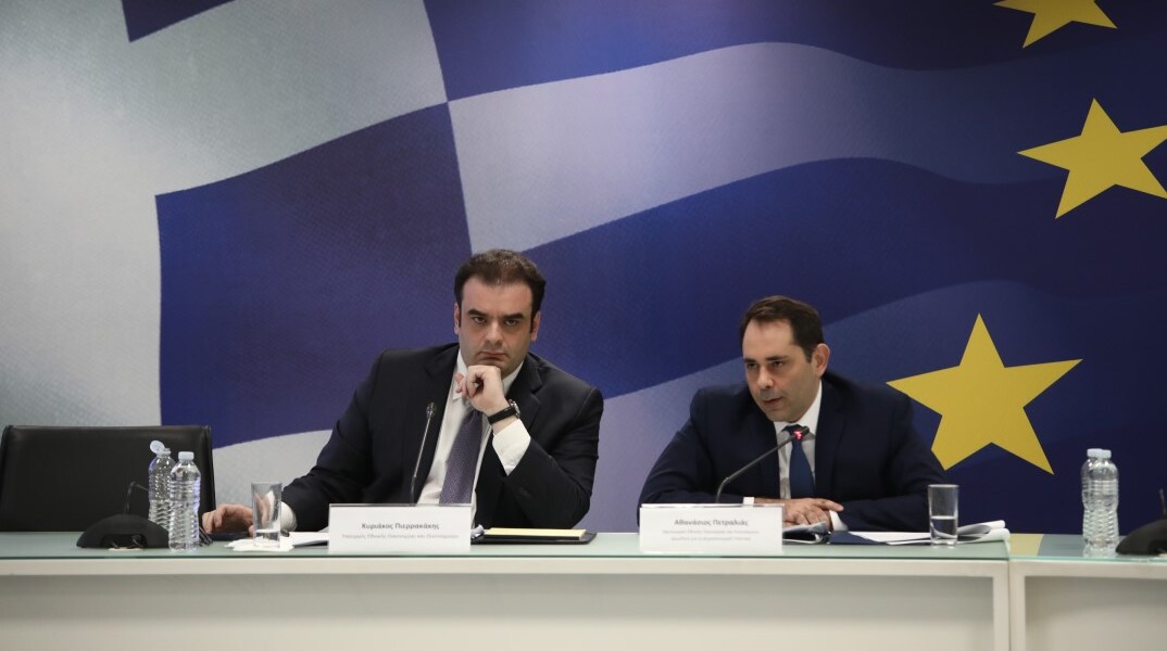 Κυριάκος Πιερρακάκης και Θάνος Πετραλιάς διευκρινίζουν τα κριτήρια για το Fuel Pass 2026 και τα υπόλοιπα μέτρα στήριξης