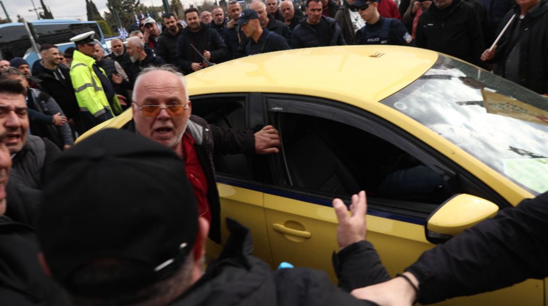 Ένταση μεταξύ οδηγών ταξί στο Σύνταγμα - Φραστικές επιθέσεις σε οδηγό που δούλευε, του πέταξαν καφέδες