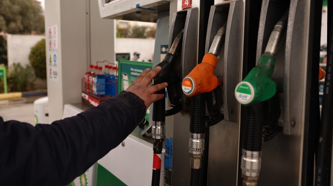 Εργαζόμενος σε πρατήριο υγρών καυσίμων