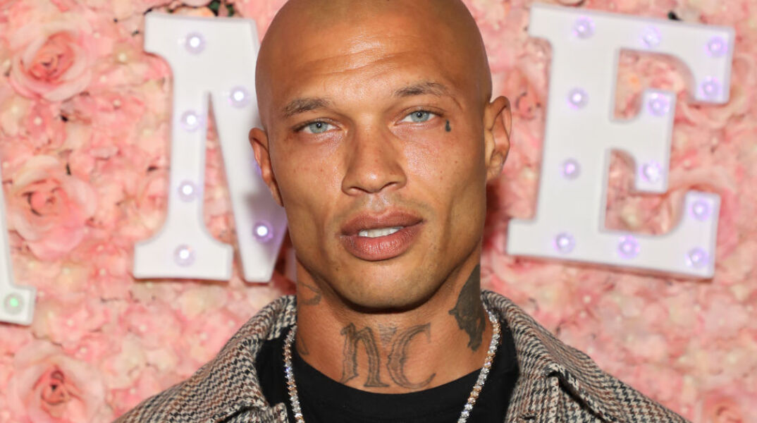 Τζέρεμι Μικς: Από το viral mugshot στη σκοτεινή πλευρά της φήμης του πιο «όμορφου κακοποιού στον κόσμο»