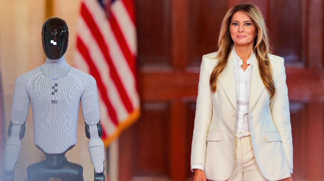 Έγινε και αυτό: Ανθρωποειδές ρομπότ περπάτησε στο πλευρό της Μελάνια Τραμπ στον Λευκό Οίκο