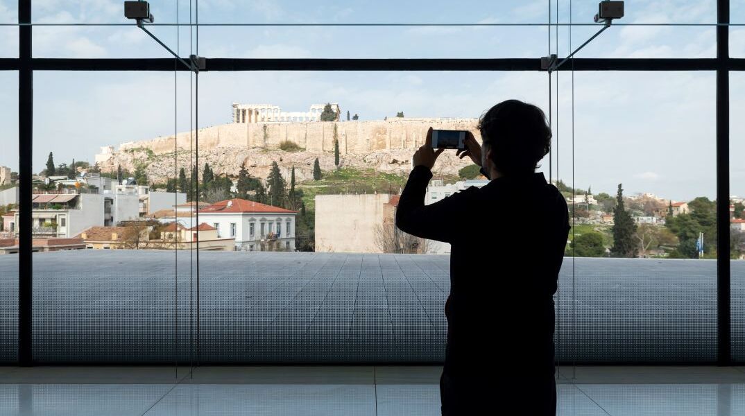 Τουρίστρια στην Ακρόπολη