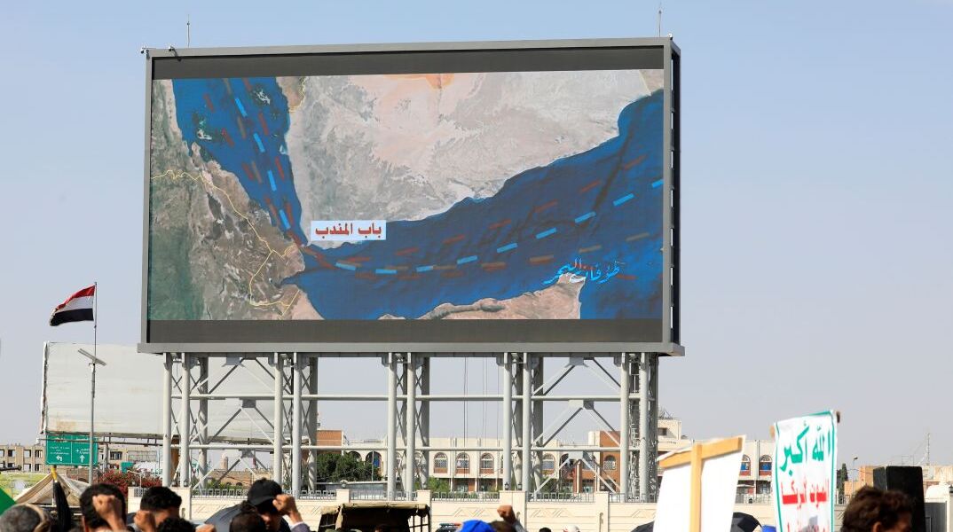 To Στενό της Ερυθράς θάλασσας στο Μπαμπ αλ Μανταμπ, στο νότο της Αραβικής Χερσονήσου σε αφίσα των Χούθι