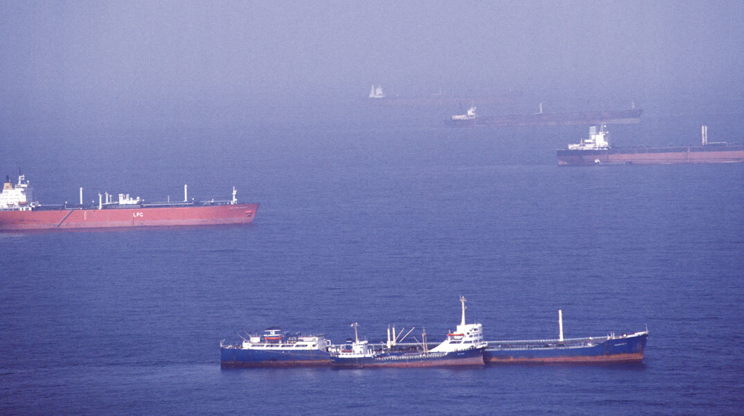 Εφοπλιστές σε εμπόλεμη ζώνη