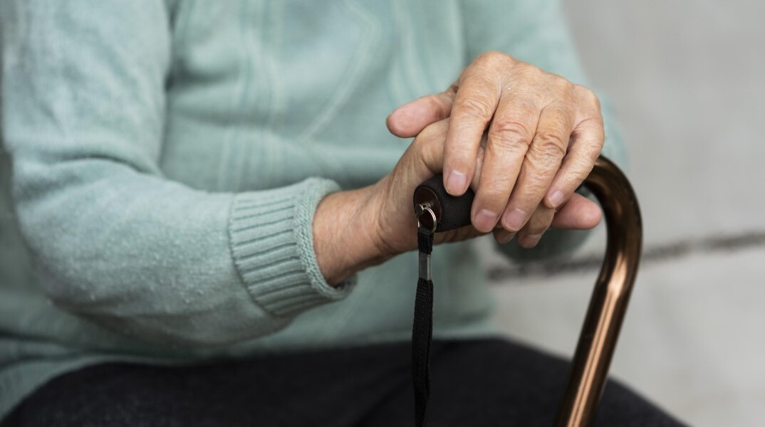 Συνταξιούχος με μπαστούνι στο χέρι