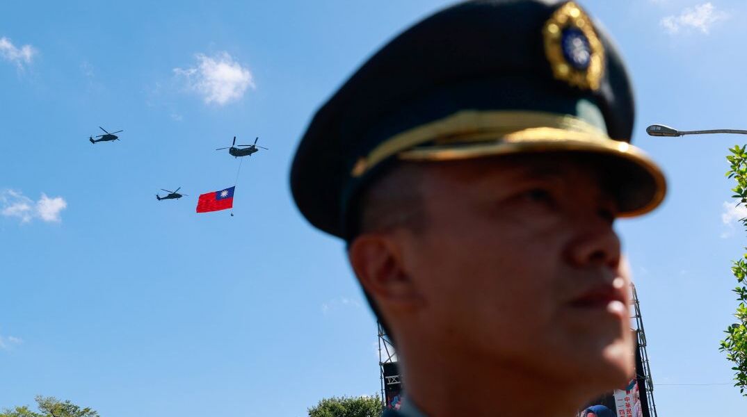 Στρατιώτης και ελικόπτερα σε παρέλαση στην Ταϊβάν