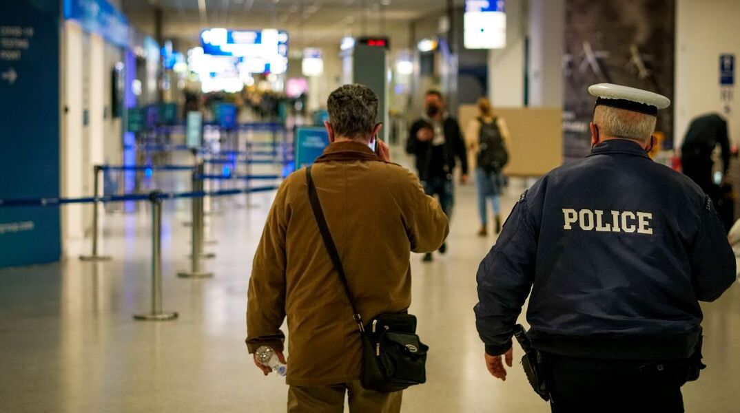 Αστυνομικός στην αίθουσα αναχωρήσεων του Ελ. Βενιζέλος