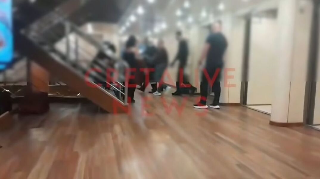 Γυμνός άνδρας εισέβαλε σε καμπίνα μαθητριών