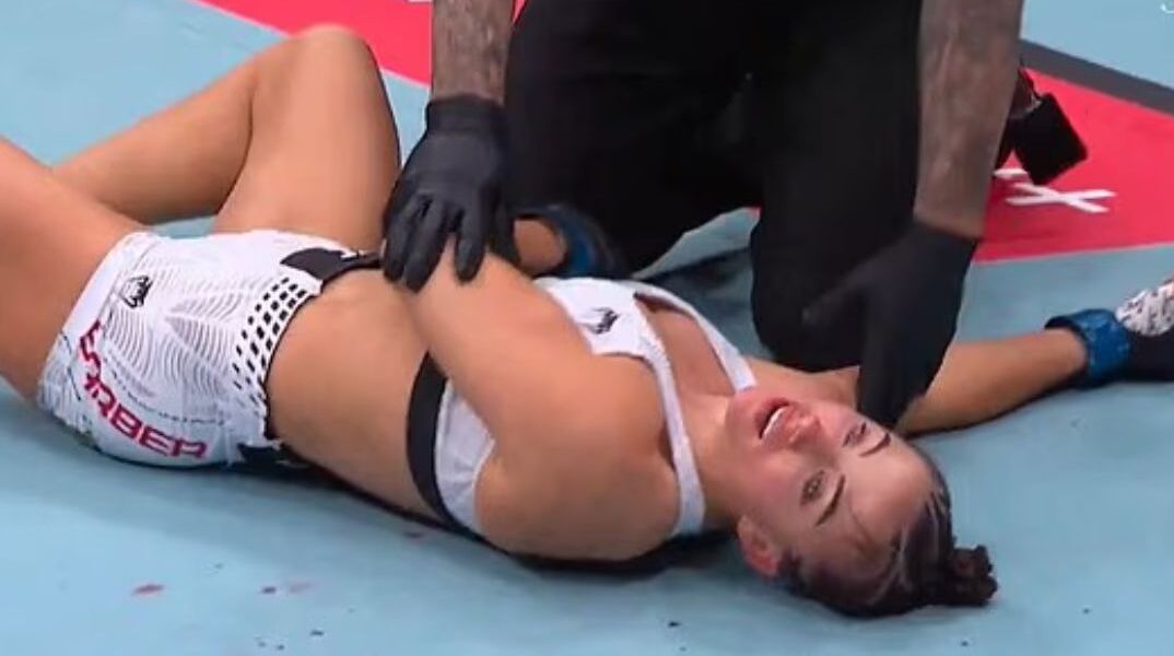 Τρόμος στο UFC: Έπεσε αναίσθητη μετά από σκληρό κεφαλοκλείδωμα
