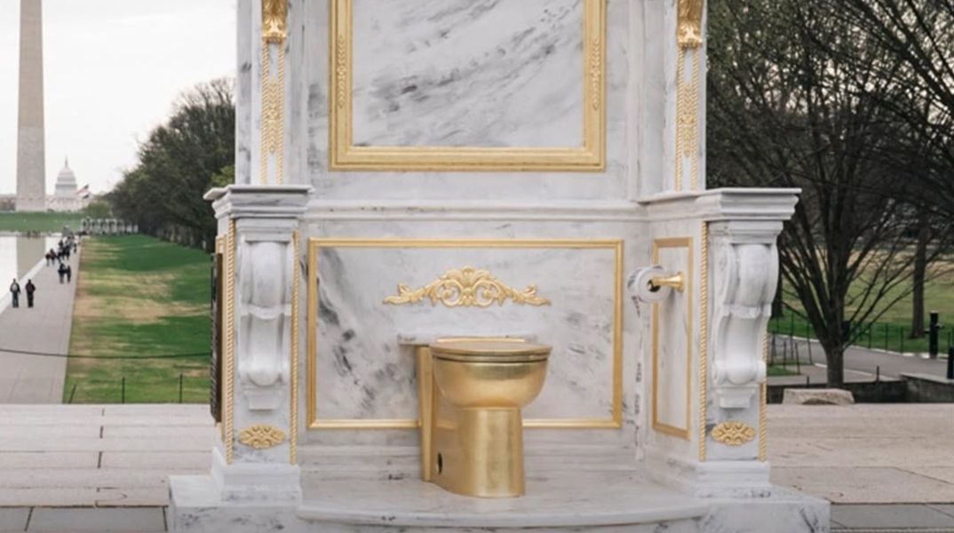 αγαλμα χρυσης τουαλετας έξω από τον Λευκό Οίκο