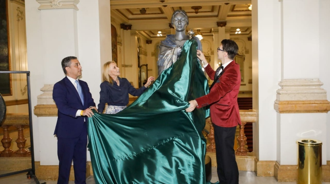 Η Βραζιλία τιμά τον Έλληνα γλύπτη Νίκο Φλώρο — Θρίαμβος στην Όπερα του Σάο Πάολο με παγκόσμια ακτινοβολία