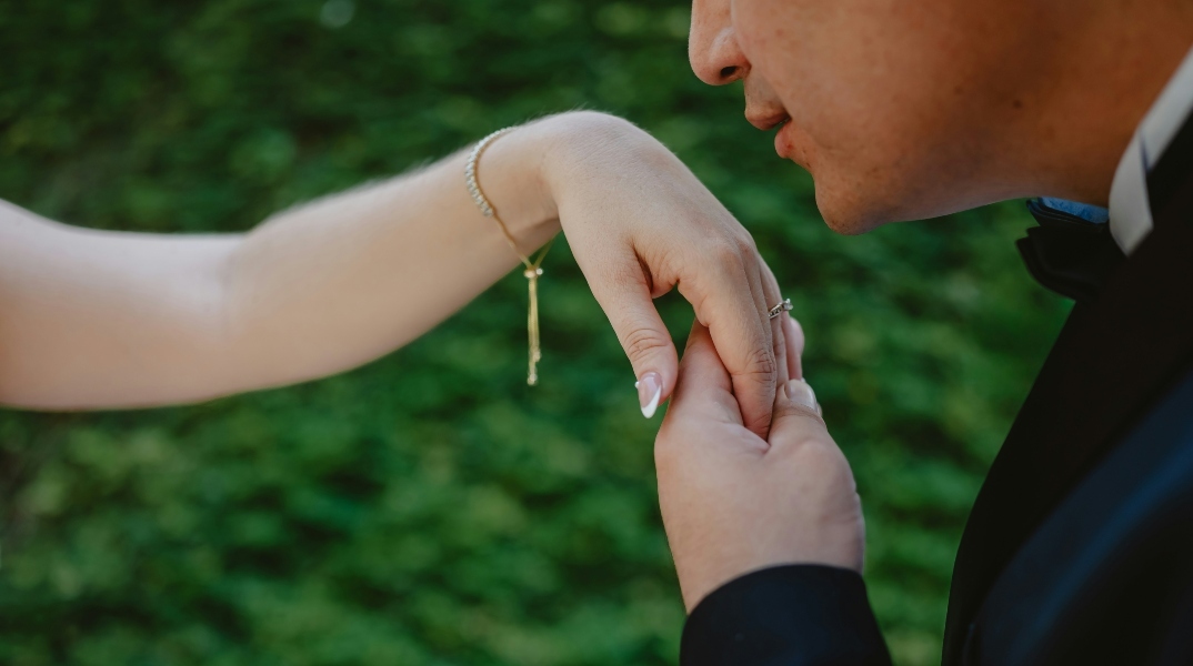 Ισπανία: Το χειροφίλημα δια της βίας συνιστά πλέον σεξουαλική επίθεση