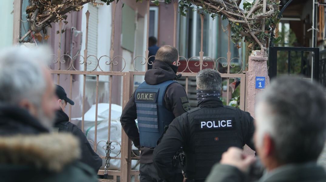 Αστυνομικοί έξω από το σπίτι της 59χρονης που βρέθηκε νεκρή στον Εύοσμο Θεσσαλονίκης